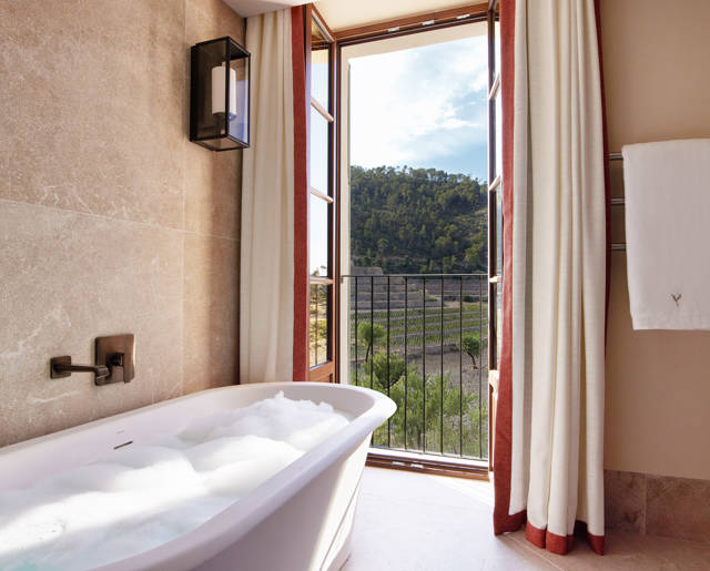 Rooms and suites