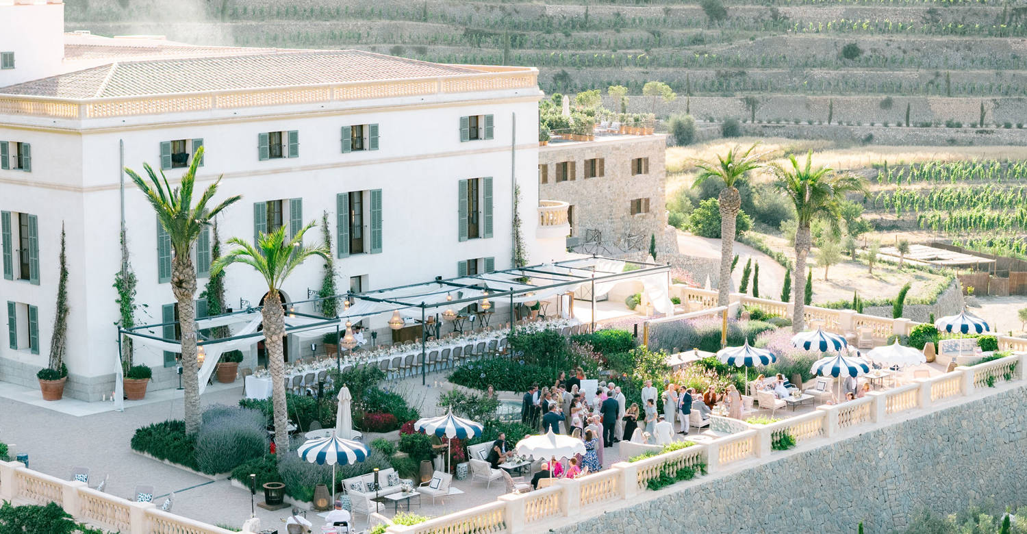 Credit: Planning & Styling: @laneproductions, Photographer: @ricci.wedding, Videographer: @madeinvideo, Florist & Decor: @arsfestum, Production: @lomusic