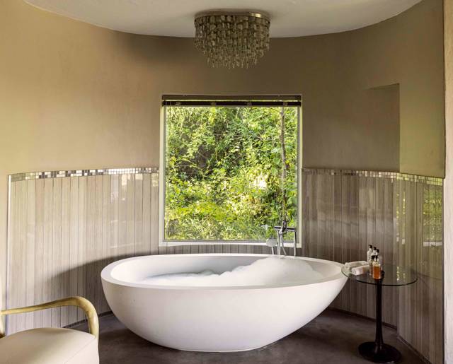 Cliff Lodge Bathtub