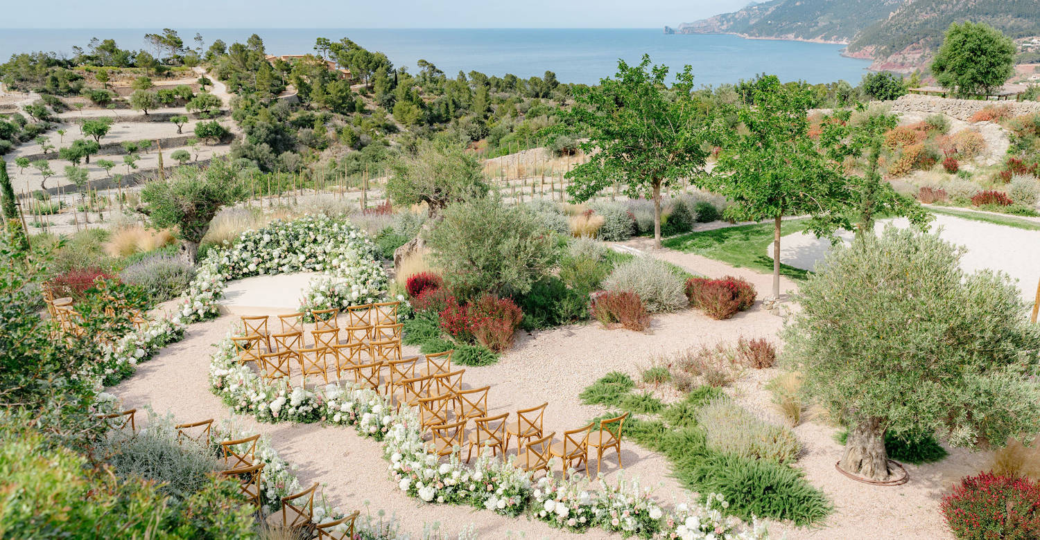 Credit: Planning & Styling: @laneproductions, Photographer: @ricci.wedding, Videographer: @madeinvideo, Florist & Decor: @arsfestum, Production: @lomusic